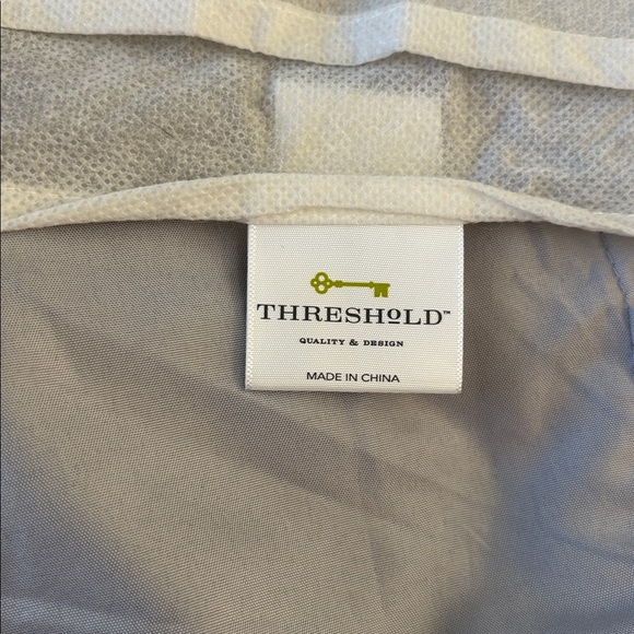 Red and gray queen bedding - Picture 9 of 11